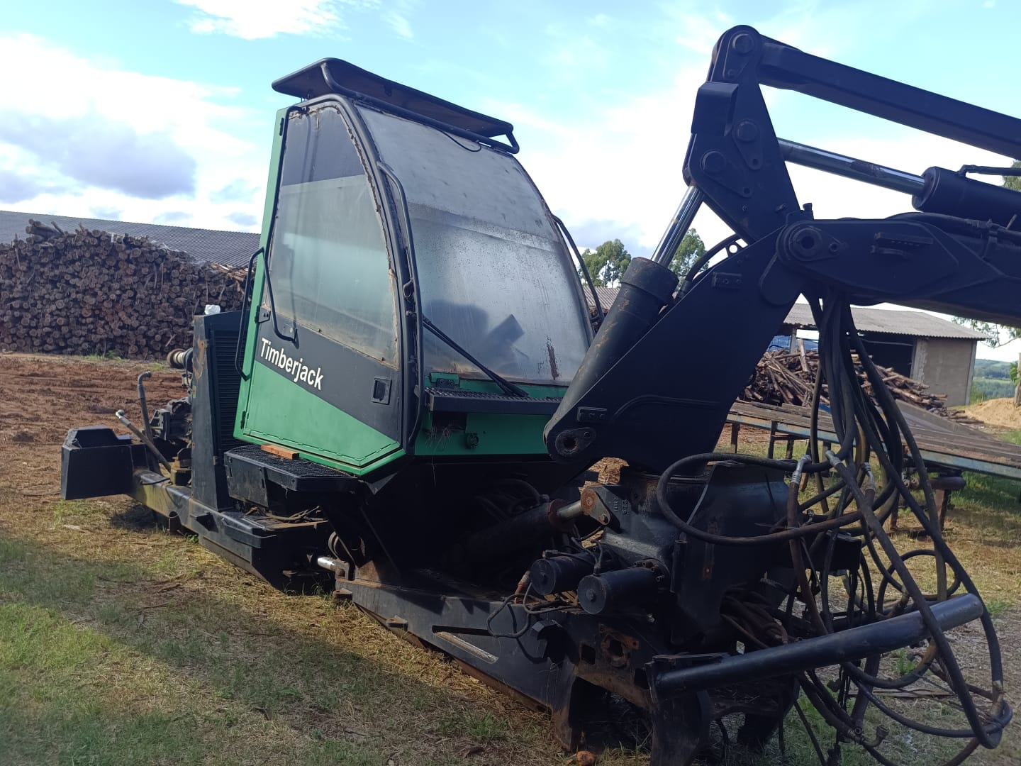 Harvester Timberjack 1270D com grua, cabine e chassi